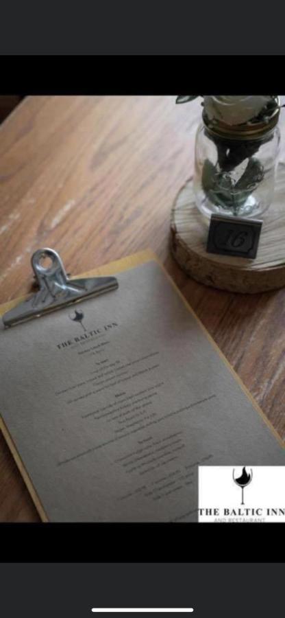The Baltic Inn & Restaurant Pontyates ภายนอก รูปภาพ