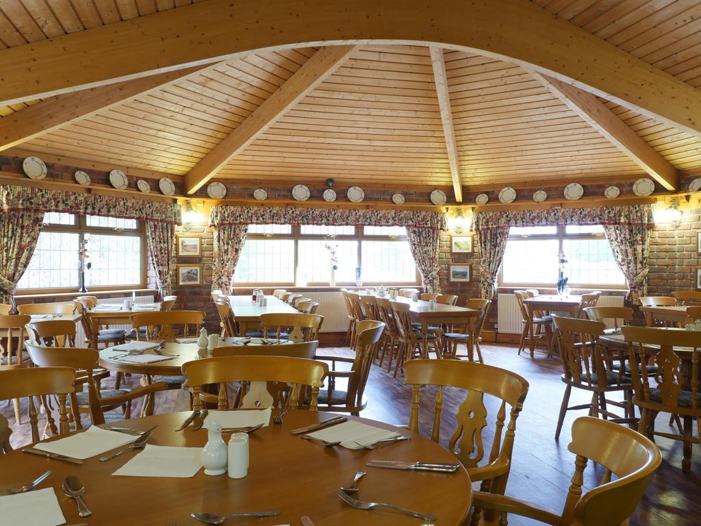 The Baltic Inn & Restaurant Pontyates ภายนอก รูปภาพ