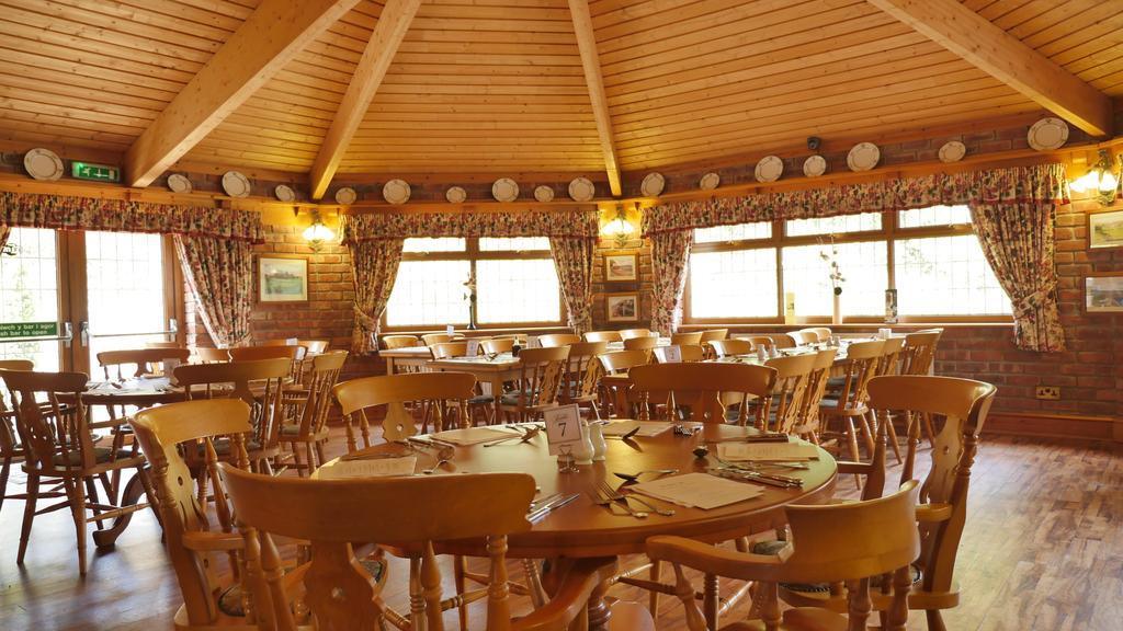 The Baltic Inn & Restaurant Pontyates ภายนอก รูปภาพ