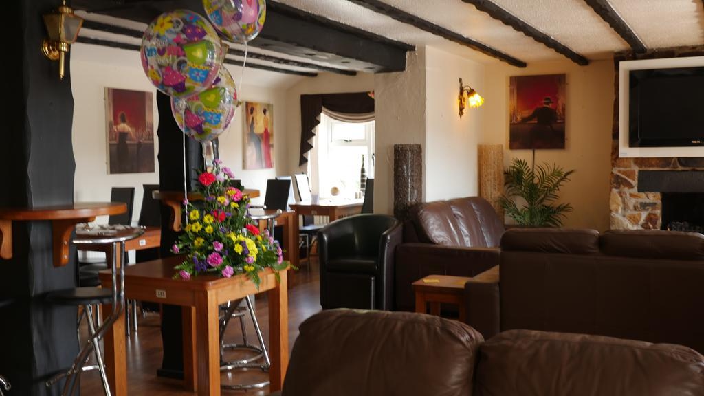 The Baltic Inn & Restaurant Pontyates ภายนอก รูปภาพ