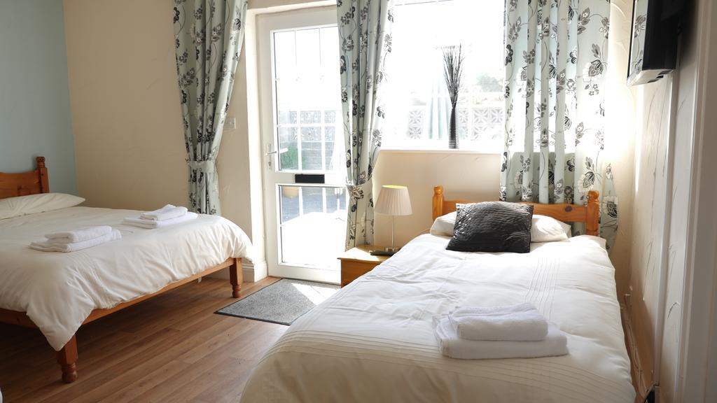 The Baltic Inn & Restaurant Pontyates ภายนอก รูปภาพ