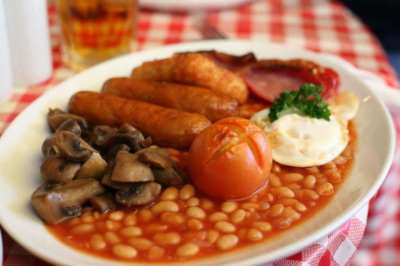 The Baltic Inn & Restaurant Pontyates ภายนอก รูปภาพ